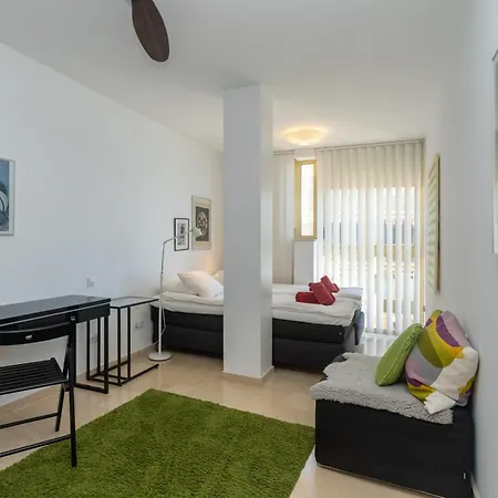 Unique First Line شقة